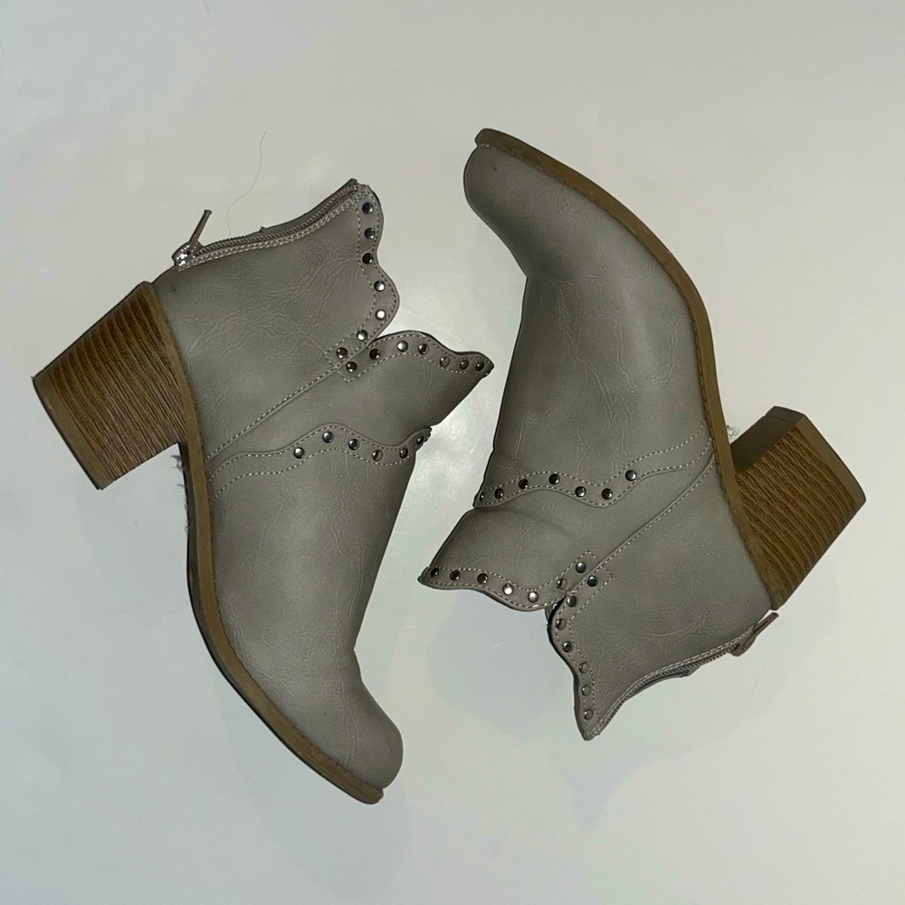 Journey Collection Krisla Ankle Booties